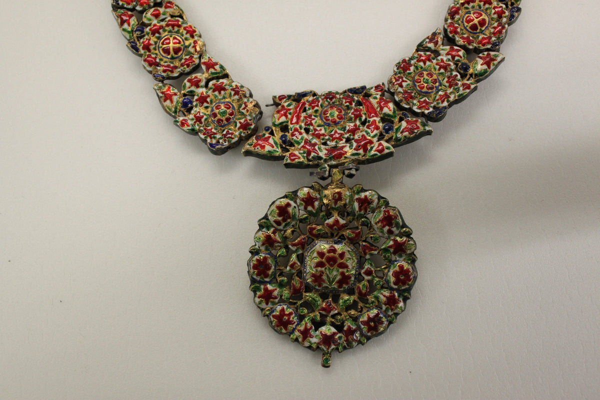 Floral enamel reverse of an eighteenth-century Indian necklace, probably Jaipur, Metropolitan Museum of Art